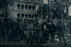 Rebel troops in front of Palacio dos Campos Eliseos during its occupation, with a boy marked with a white cross supplying ammunition to the trenches