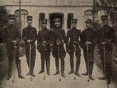 Auxiliary Brazilian personnel of the French mission in 1911 standing in front of the central barracks, including officers and commanders.