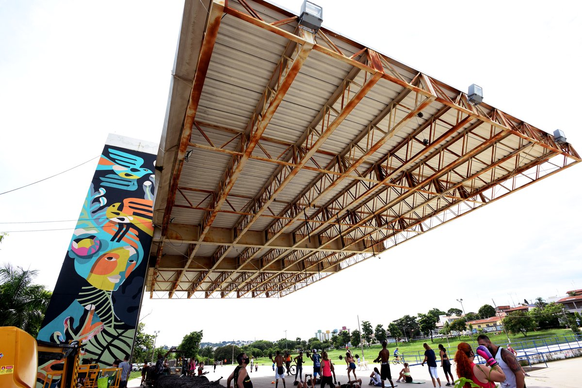 Mural artwork titled As Divas by artists Rogério Pedro and Luciane Moreira at Praça Arautos da Paz