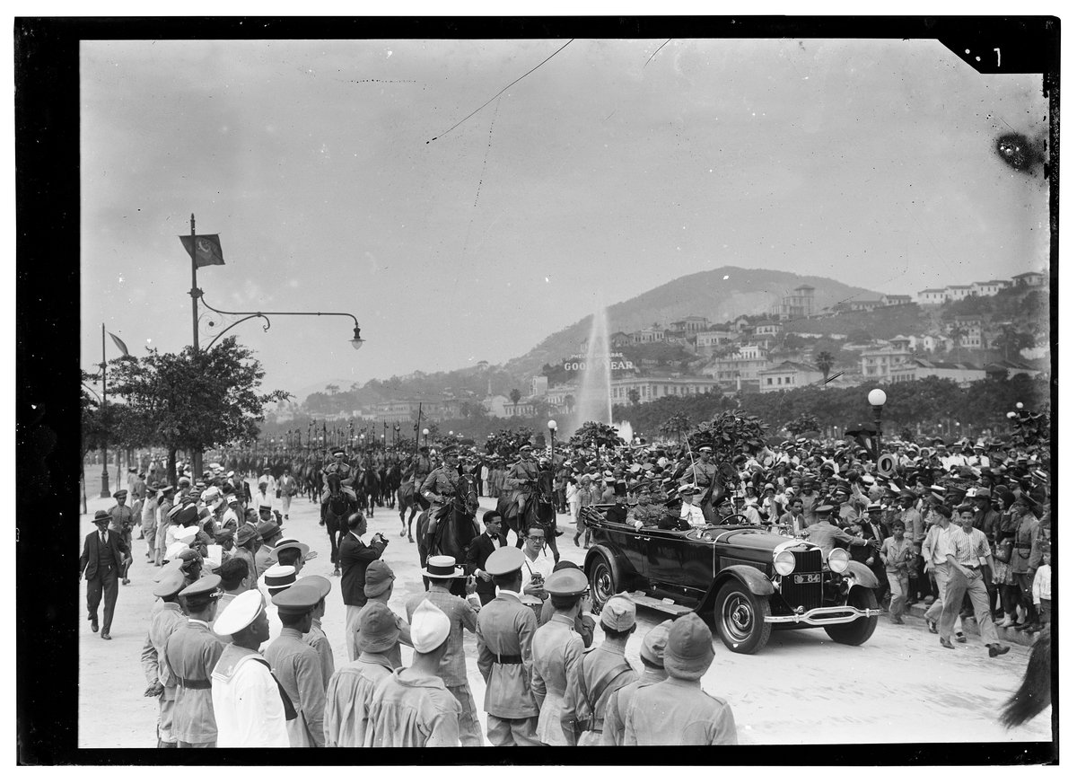 Getúlio Vargas in an open car during the parade inaugurating Praça Paris