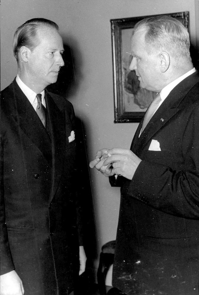 Finnish Ambassador Tarjanne in conversation with State Secretary Leif Belfrage at the Finnish Embassy in Stockholm during the Independence Day reception