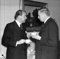 British Minister Mallet in conversation with Eric von Post from the Finnish Legation