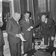 Chancellor Ludwig Erhard visiting Catshuis in Holland with Dutch politicians on March 2, 1964