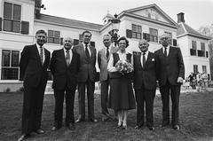 Farewell reception of W. Akse, the caretaker of Catshuis who worked there for 18 years, with notable attendees including Van Agt, Joop den Uyl, and Biesheuvel, black and white photo taken on April 5, 1982
