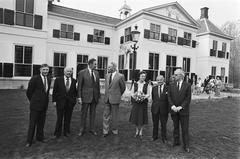 Farewell reception of W. Akse, caretaker of Catshuis, with Dutch politicians including Van Agt, Den Uyl, Biesheuvel, De Jong, April 1982