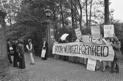 Delegation of unemployed people speaking with members of the Dutch House of Representatives in front of the Catshuis, September 13, 1974