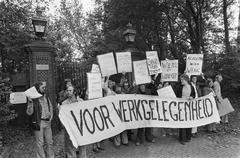 Delegation of unemployed people speaking with members of the Dutch Tweede Kamer near Catshuis in 1974