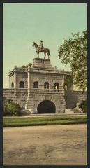 Grant Monument in Lincoln Park Chicago under clear blue sky