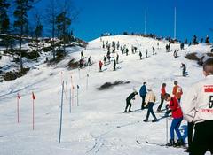 Slalom skier descending a snowy slope at Högdalstoppen