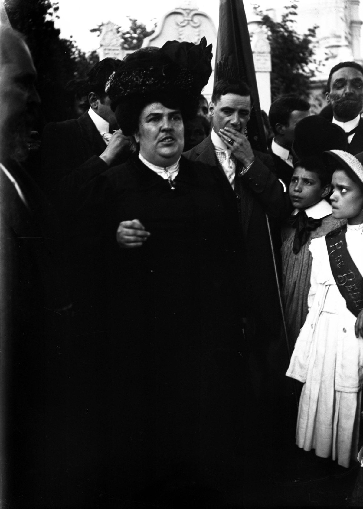 Ana de Castro Osório visiting cemeteries on All Souls' Day at Alto de São João Cemetery in 1911