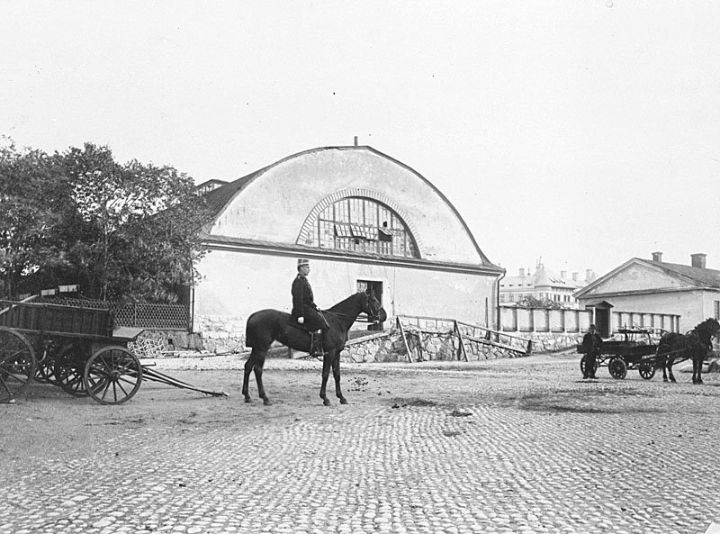 Lieutenant Gregor Aminoff on horseback in front of the Riding Hall, Life Guards on horseback in the Krubban quarter, Stockholm, 1897