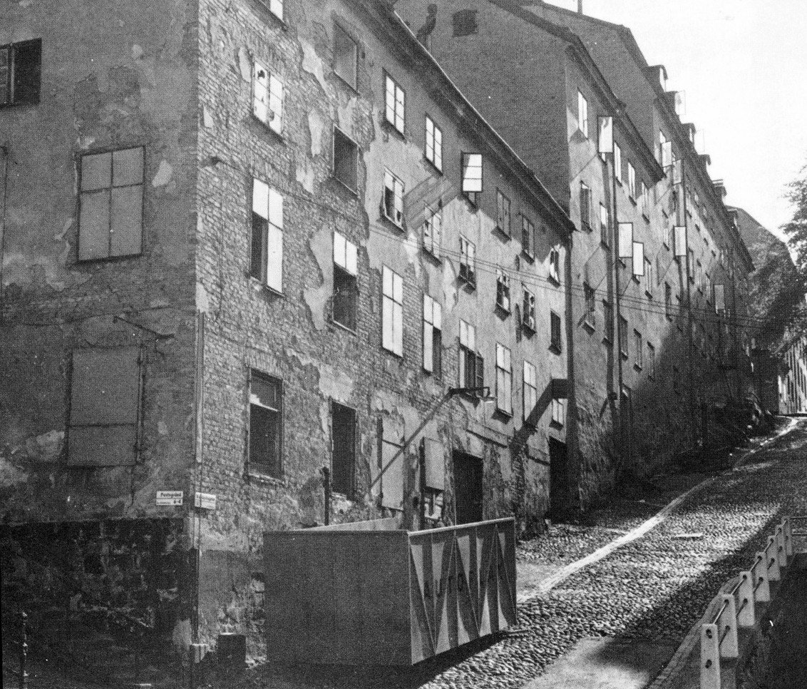 Brännkyrkagatan and Pustegränd intersection in Stenbocken block before urban renewal around 1967