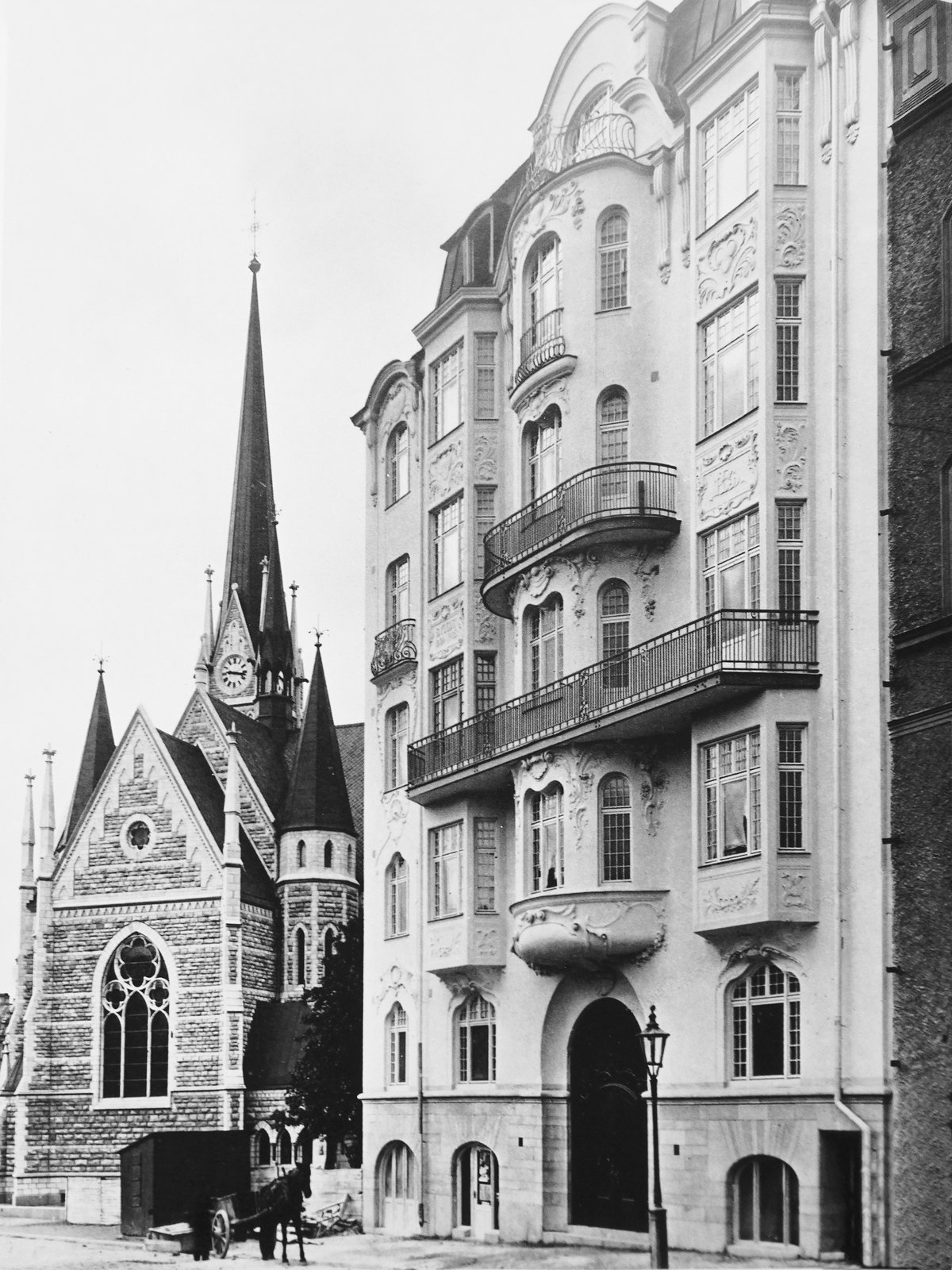 Stallmästaren 16 at Fredrikshovsgatan 5 with Oscarskyrkan church in the background, historical black and white street view from 1905