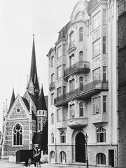 Stallmästaren 16 at Fredrikshovsgatan 5 with Oscarskyrkan church in the background, historical black and white street view from 1905