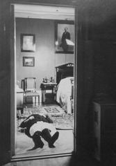 Crime scene photograph of a deceased woman in an apartment at Norr Mälarstrand 24, 1932