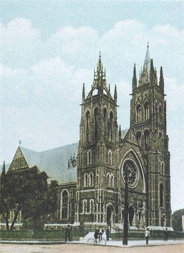 Front view of Église Unie St. James church building under a clear sky