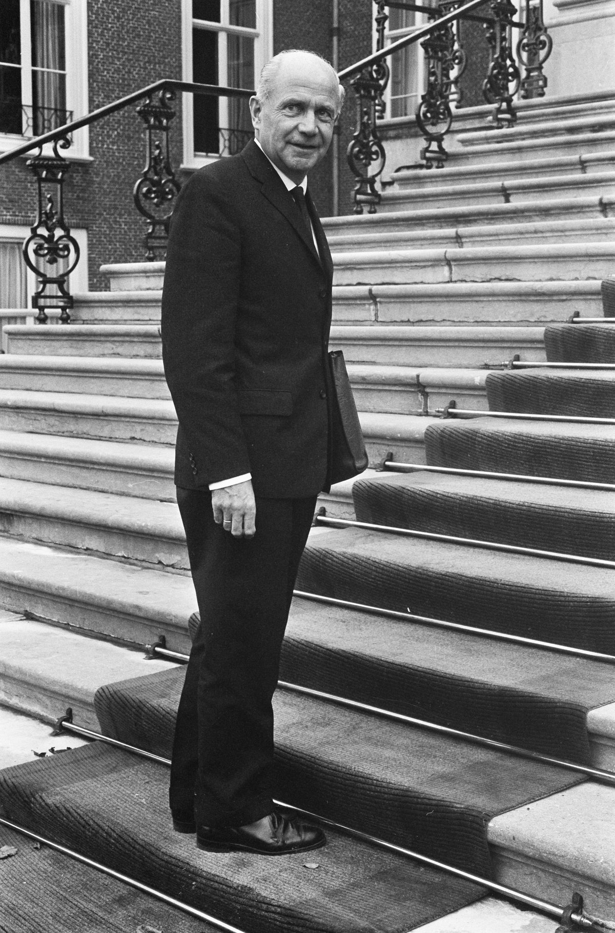 Arrival of PvdA parliamentary leader Drs. G.M. Nederhorst at Huis ten Bosch Palace in The Hague during 1966 cabinet crisis