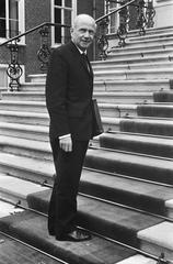 Arrival of PvdA parliamentary leader Drs. G.M. Nederhorst at Huis ten Bosch Palace in The Hague during 1966 cabinet crisis
