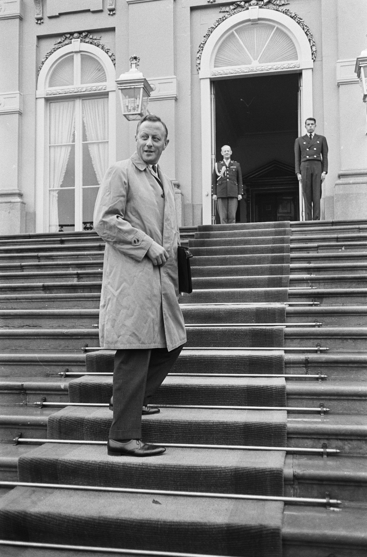 Arrival of SGP party leader Ir. C.N. van Dis at Huis ten Bosch Palace in The Hague, October 17, 1966