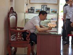 VIP signing guestbook at Ho Chi Minh Museum in Saigon