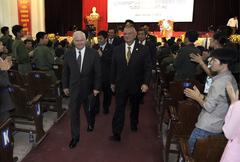 U.S. Defense Secretary Robert M. Gates receiving standing ovation at Vietnam National University