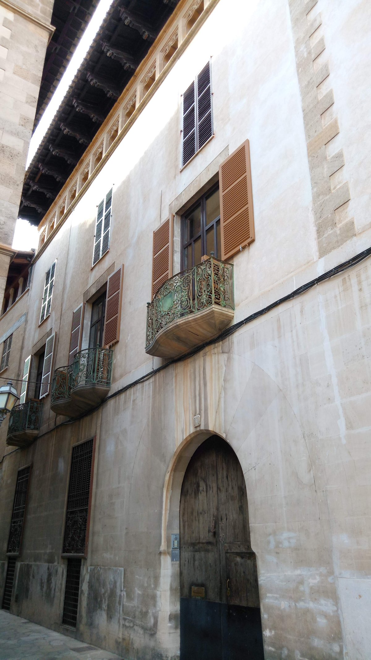 Photo of Can Caulelles building in Palma, Spain with traditional Mediterranean architecture