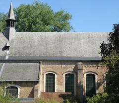 Exterior view of the south facade of Begijnhofkerk Sint Elisabeth in Brugge with one window on the nave and four windows on the choir