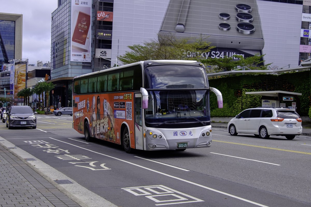 KKMT 305-U5 Daewoo BH115K bus with Douzhu Mahjong advertisement passing ATT 4 FUN in Songshou Road