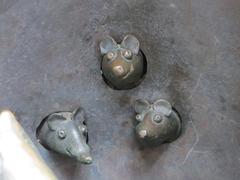 Bronze sculpture of mice on Heunensäule column at Mainz market