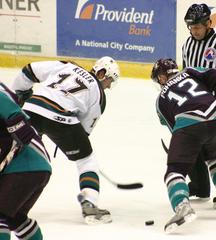 Ryan Kesler playing for Manitoba Moose against Cincinnati Mighty Ducks in November 2004