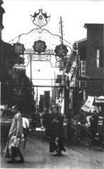 The entrance of Dashilanr street in 1939 with traditional Chinese architecture and bustling crowd