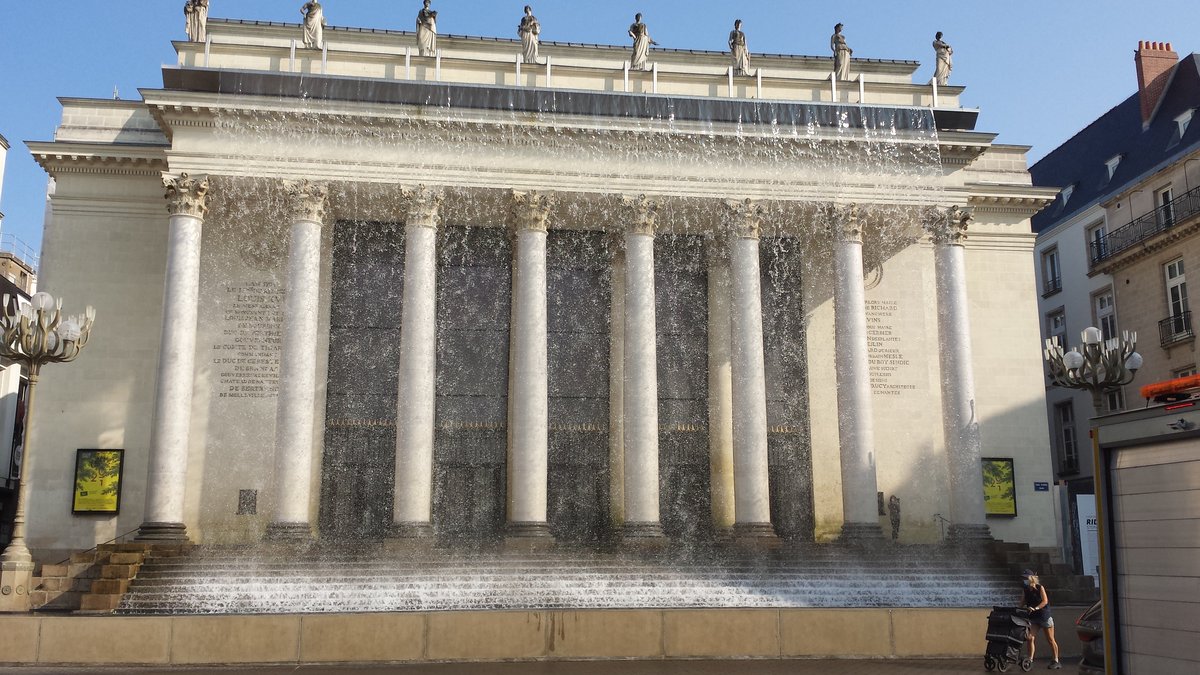 Théatre Graslin curtain during an art installation