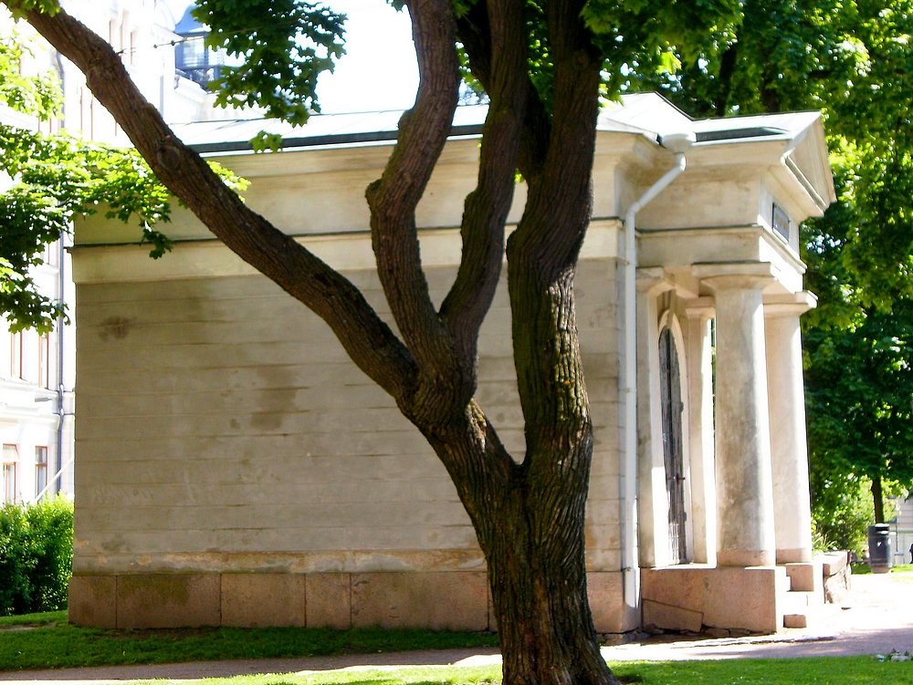 Tomb of Johann Sederholm in Helsinki viewed from Lönnrotinkatu street