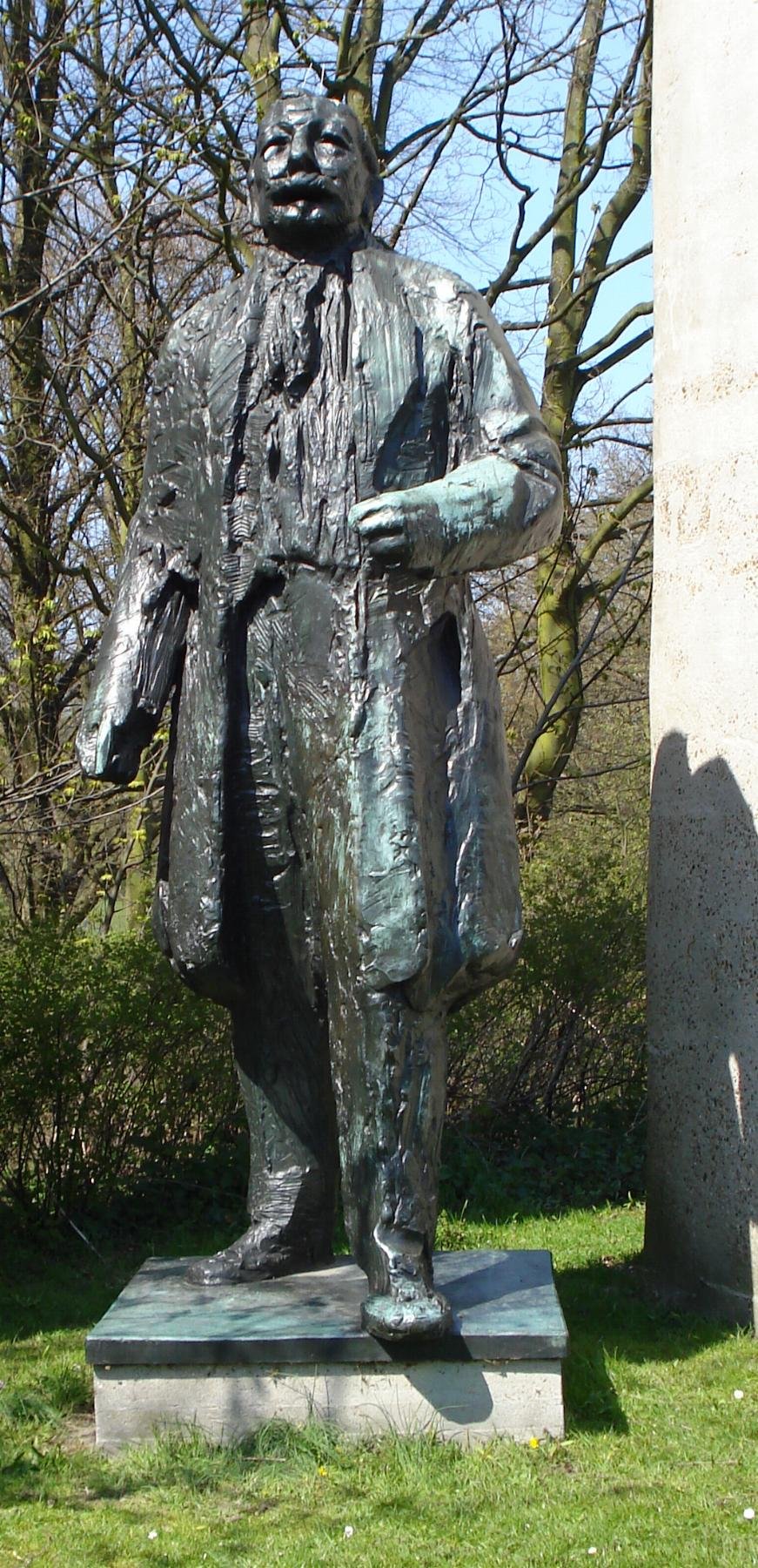 Monument Troelstra detail in Westbroekpark, Den Haag