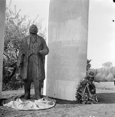 Unveiling of the Troelstra monument in The Hague on May 13, 1953, black and white photo showing crowd and monument