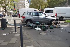 Traffic accident at intersection of Oststraße and Immermannstraße in Düsseldorf on September 14, 2023 with knocked-over traffic light pole