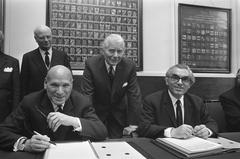 Zwolsman, Wunnink (director of Carre theater), and councilor Polak sitting at a table in Amsterdam on April 28, 1972 during the sale of Carre theater to the Municipality