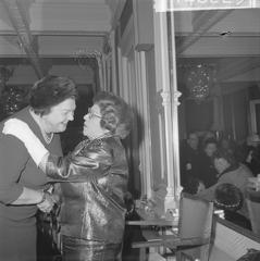75th birthday celebration of Henriette Davids at Theater Carré with Tante Leen and Heintje, black and white photo from 1963 in Amsterdam
