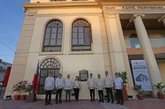 Unveiling ceremony of Kapitolyo ng Capiz historical marker with attendees and speakers