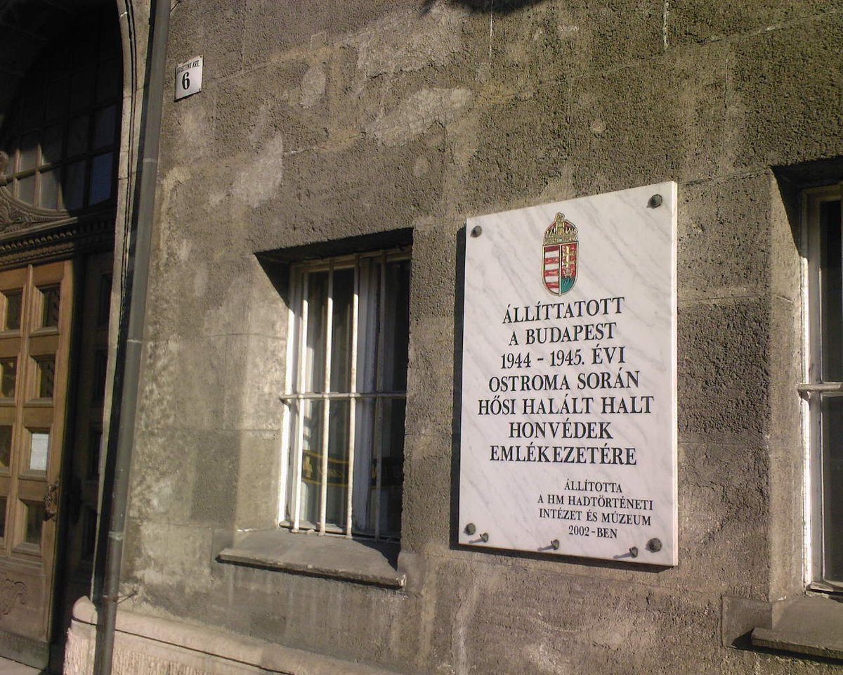 Memorial plaque honoring Honvéd heroes in Budapest at Krisztina körút 6