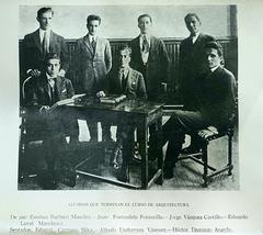 Students attending the last year of architecture at Universidad Católica in 1924