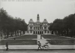 Boulevard Charner and City Hall in Saigon during 1920s black and white photo