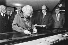 Princess Juliana opening the exhibition 'De klepper klept niet meer' at Tropenmuseum Amsterdam, 1983