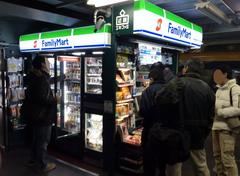 Kintetsu station family mart on platform 1 west side at Tsuruhashi station