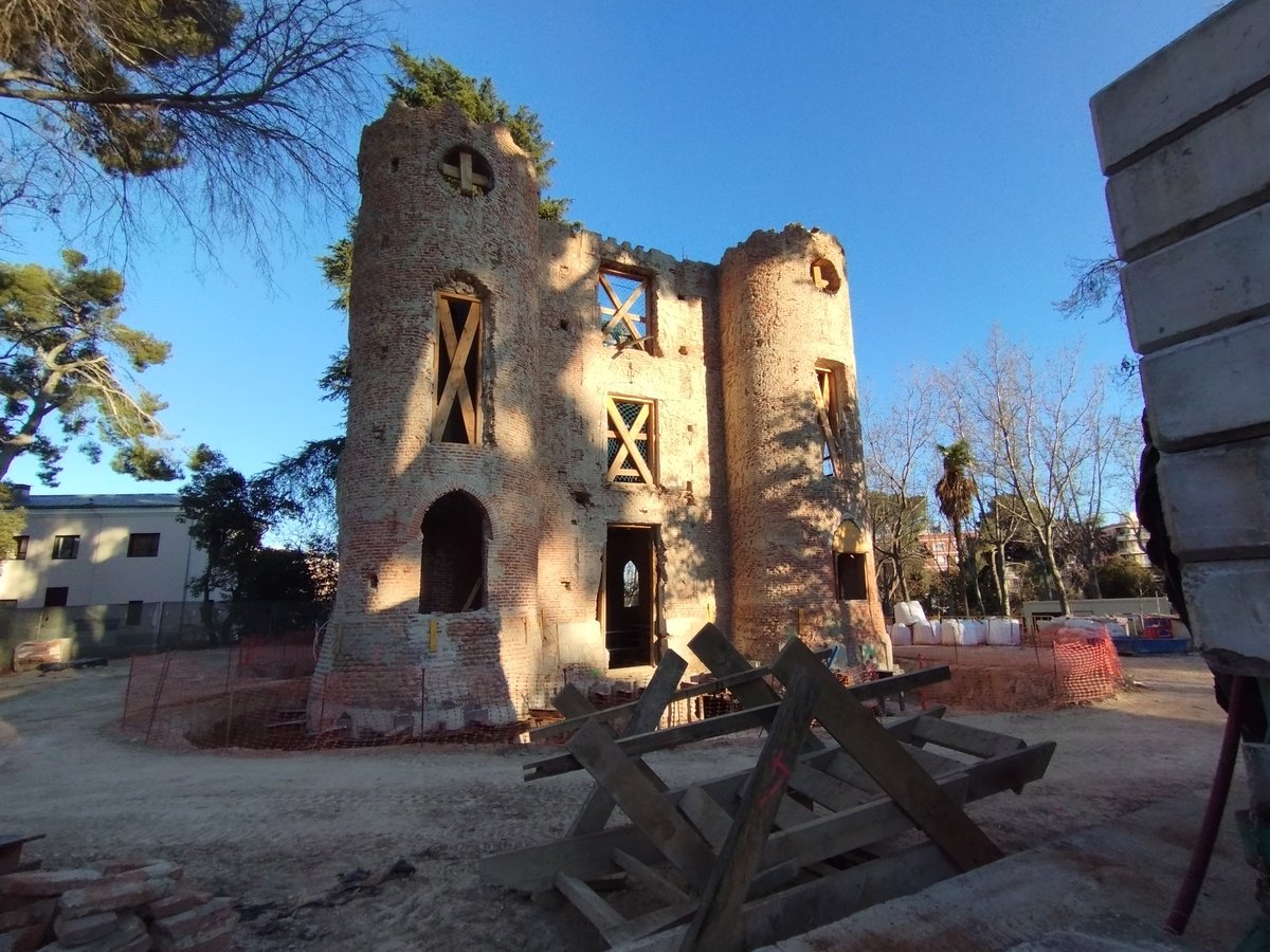 Castillete del Retiro under reconstruction with scaffolding