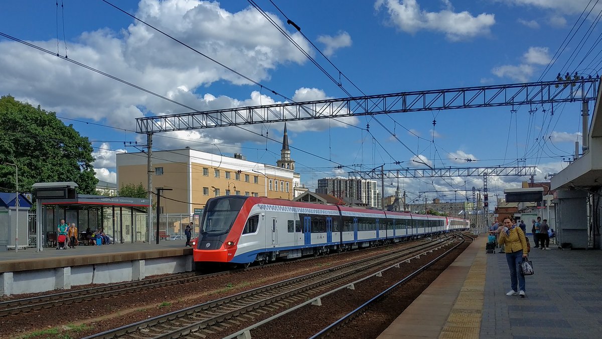 Kalanchevskaya metro station platform with waiting passengers