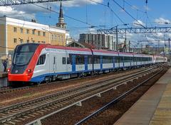 Electric multiple unit EG2Tv-014+EG2Tv arriving at Kalanchevskaya station