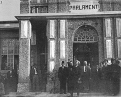 Albanian politicians including Fan Noli standing in front of the Albanian parliament building