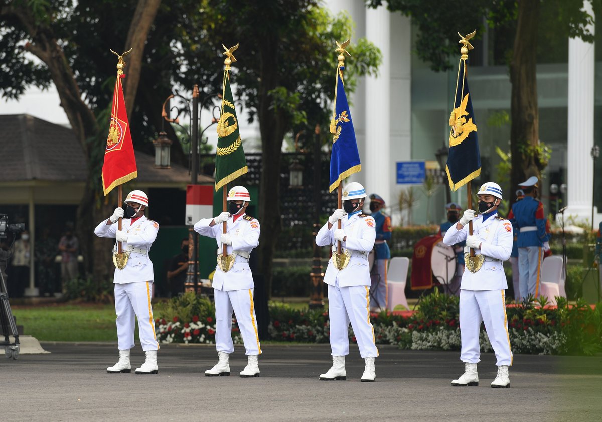 Color guards of the Indonesian National Armed Forces at Merdeka Palace during the 76th anniversary ceremony in 2021