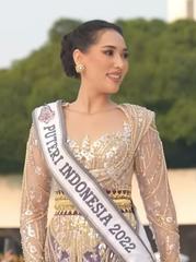 Puteri Indonesia 2022 Laksmi De-Neefe Suardana walking the runway in a modern kebaya by ANAZ at Istana Berkebaya 2023 fashion show, Merdeka Palace, Jakarta